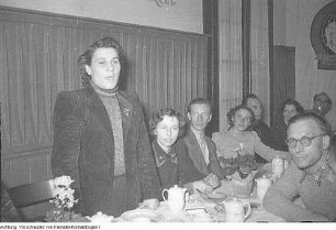 Ministerpräsident Seydewitz mit Sportler