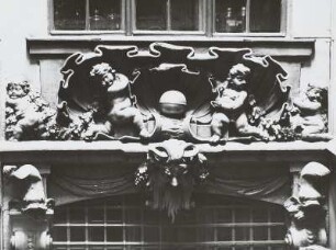 Dresden, Frauengasse, Dinglingerhaus (auch: Chabonisches Haus oder Klepperbeinsches Haus), Bekrönung des Brunnen