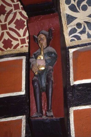 Wernigerode - Musikantenfigur am Rathaus : Figur am Rathaus. Aufgenommen in Wernigerode, ca. 1996