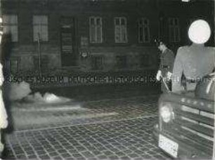 Volkspolizisten werfen Tränengasbomben bei Zwangsräumung eines Wohngebäudes in der Bernauer Straße