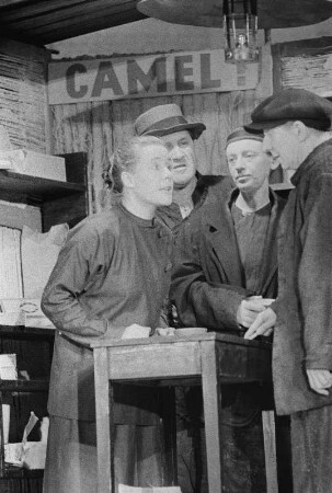 Szenenbilder aus "Der gute Mensch von Sezuan" von Bertolt Brecht unter der Mitarbeit von Ruth Berlau und Margarete Steffin. Berliner Ensemble 1957