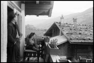 Hundsdorf: Blick ins Pinzgau Tal, vom Balkon, Henny G. und Leide