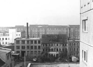 Dresden-Friedrichstadt. Blick vom Medizinischen Mehrzweckgebäude (MMZ) des Krankenhauses Dresden-Friedrichstadt über Fabrikgebäude an der Wachsbleichstraße nach Süden zu den Wohnhäusern. Schäferstraße