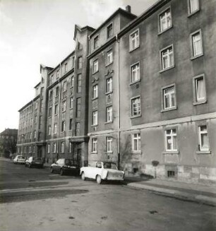 Dresden-Mickten, Rietzstraße 58/56. Wohnanlage (Wohnungsbaugenossenschaft für Dresden und Vororte e.G.m.b.H; 1928). Straßenansicht von Ost-Südosten
