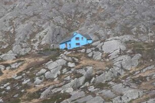 Blaues Haus : Dieses blaue Wohnhaus steht an der irischen Westküste fernab einer befestigten Straße vor Basaltfelsen, aufgenommen im Frühjahr 2004. Foto Uwe Gerig