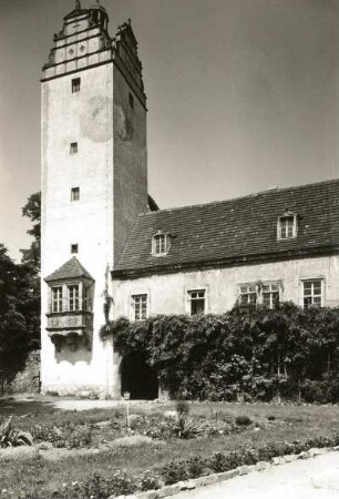 Strehla. Schloß (Kinderheim). Südwest-Turm der Schildmauer, Gartenseite