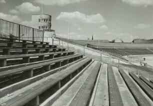 Kommandoturm und Teil der West-Tribüne im Walter-Ulbricht-Stadion, ehemaliges Stadion Mitte