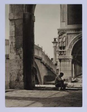 Venedig. Mann vor dem Dogenpalast : Blick über den Ponte della Paglia und den Dogenpalast zur Säule mit Markuslöwen (Colonne di Marco) auf dem Piazetta