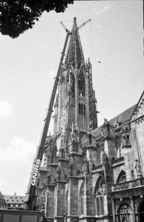 Freiburg: Dachreparatur am Münsterschiff, mit Turm; beweglicher Kran
