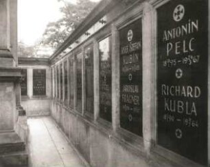 Ehrengruft Slavin : Wiehl, Antonín: Ehrengruft Slavin. um 1865 (?). Gang mit Tafeln. Prag-Vyšehrad, Friedhof Vyšehrad