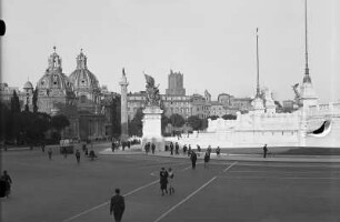 Rom. Piazza del Popolo. Blick gegen die Kirchen Santa Maria dei Miracoli und Santa Maria in Montesanto, Obelisk und Trajansforum