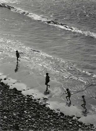 Typischer Strand, eher steinig, auf Teneriffa