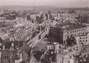 Dresden. Blick vom Georgentor nach Osten auf die Ruinen von Stallhof, Johanneum, Neumarkt und Frauenkirche