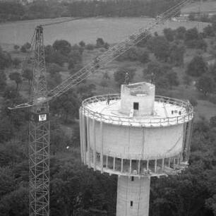 Bau des Wasserturms im Bergwald.