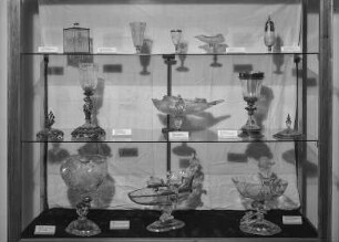 Vitrine 24: oben: Teebüchse, Becher, Trinkgefäße und muschelförmige Schale & Mitte: Pokale und Galeere & unten: Hoher Pokal, Galeere und muschelförmige Schale