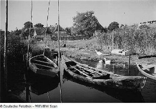 Dorf Körkwitz. Fischerboote am Kanal zum Bodden