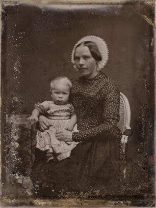 Albrecht Theodor (geb. 8. Aug. 1853, gest. 23.4.1923) mit seiner Mutter(?). Lübeck, 7. Aug. 1854
