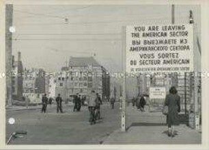 Volkspolizisten kontrollieren an der Sektorengrenze in der Friedrichstraße Ecke Zimmerstraße