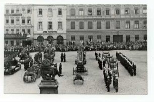Aufmarsch der Feuerwehr auf dem Marktplatz, im Vordergrund Robert-Mayer-Denkmal, im Hintergrund Zehender (Marktplatz 12) und Haus Marktplatz 13