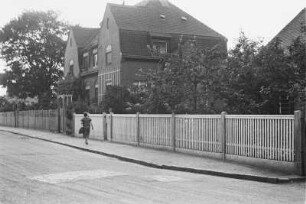 Herrenhaus : Frau vor einem Gutshaus