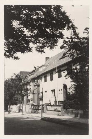 Reihenhäuser Im Gehege, Berlin-Dahlem: Seitlicher Blick in die Straße (NS-Flagge im Fenster)