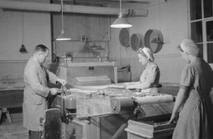 Aufnahmen einer Reportage aus der Süßwarenfabrik VEB Zetti Schokoladen und Zuckerwaren Zeitz in Zeitz