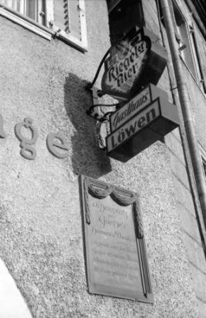 Emmendingen: Gasthof zum Löwen mit Hermann und Dorothea Schild und Riegeler Laterne