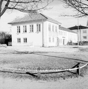 Bruno-Bröker-Heim: Erweiterungsbau: Eingangsfront Richtung Stormarnplatz: hinten rechts Altbau