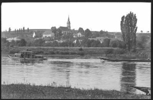 Zehren. Blick über die Elbe mit Fähre auf Zehren
