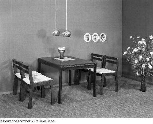 Eßtisch (Modell T 177/1) mit vier Stühlen (Stuhl mit gepolsterter Sitzfläche (Modell R 14)) (1979; VEB Vereinigte Sitzmöbelindustrie Neuhausen)