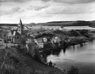 Ulmen. Ortsansicht und Maar von Südosten