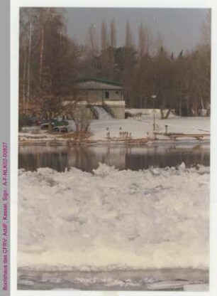 Blick zum Bootshaus des Casseler Frauen-Ruder-Vereins im Winter