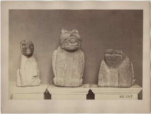 Drei Steinskulpturen aus der Sammlung Uhde: links: Coyote. 31,5 cm, Breite: 15,5 cm, Tiefe: 19 cm. Mitte Jaguar, rechts : Frosch