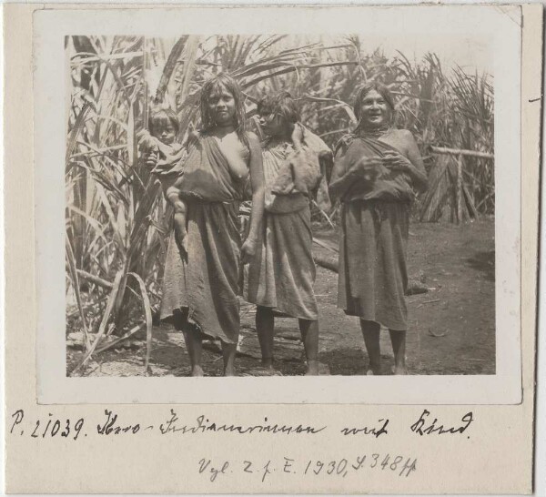 Jívaro (Shuar) - Indian women with child