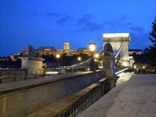 Budapest - Kettenbrücke und Burgberg beleuchtet : In der Dunkelheit werden die historische Donau-Kettenbrücke und die Gebäude auf dem Burgberg beleuchtet. Aufgenommen in Budapest am 13. Juni 2011