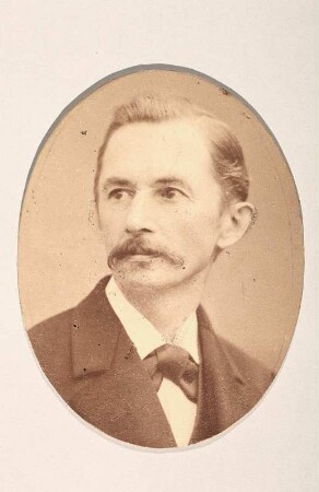 Porträt Friedrich Wolf : Foto-/Bildersammlung Stenografische Sammlung. Porträt Friedrich Wolf. Photographie (um 1885; M. Patzig). Dresden: SLUB P a 0219