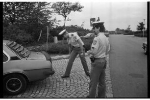 A 1: Raststätte "Buddikate" bei Todendorf: Verkehrskontrolle: Polizeibeamte der Verkehrsüberwachungsbereitschaft