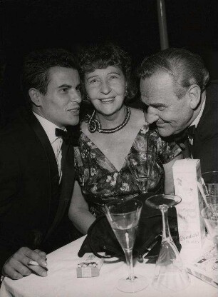 Horst Buchholz, Marlis Ludwig, Walter Suessenguth feiern frohes Wiedersehen auf dem Filmball 1957