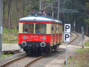Oberweissbach - elektrische Bergbahn : Ein Zug der elektrischen Bergbahn nähert sich dem Haltepunkt Oberweissbach im Thüringer Wald, aufgenommen am 29. April 2012