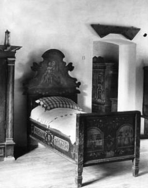 Lienz. Schloss Bruck (Osttiroler Heimatmuseum). Bett in Saal 13