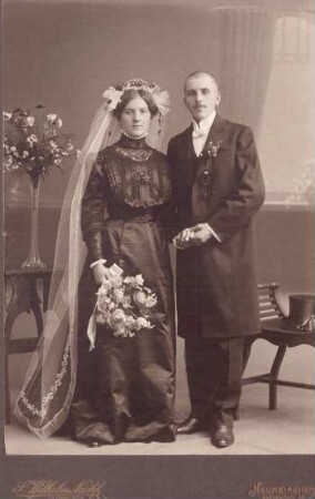 Braut im schwarzen Brautkleid