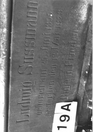 Grabstein 19 (Index: 100114428) Material: Sandstein Zustand: teilweise abgebrochen, leicht verwittert Maße HxBxT: 167x72x41 cm Beschreibung: Stele, getreppter Sockel, eingezogener Rundbogenabschluß mit Verdachung, beidseitig Pilaster, beschädigte Eckakrotere, Aufsatz fehlt Symbolik: beschädigter Stern, geschmückte Kapitelle: Grabstein 19A