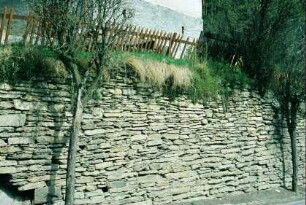 Stützmauer als Trockenmauer an der Straße