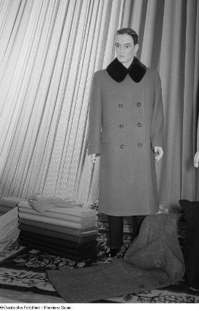 Textilien und Herrenbekleidung an einer Schaufensterpuppe auf der Leipziger Herbstmesse 1954