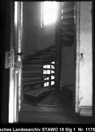 Braunschweigisches Landeshauptarchiv/Niedersächsisches Staatsarchiv in der Alten Kanzlei, Wolfenbüttel [um 1950] Enthält: Wendeltreppe