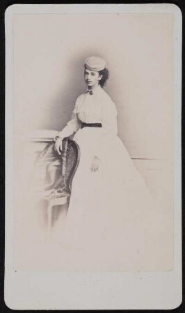 Porträt Clara Finster (geb. Domsch, nachgewiesen um 1865/1870; Solotänzerin). Albuminabzug auf Karton (Carte-de-visite mit Atelieraufdruck verso)