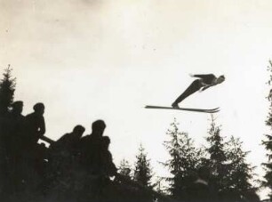Johanngeorgenstadt. Der Skispringer Sigmund Ruud (1907-1994) bei 45 m von 62 m