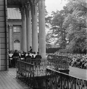 Serenade in Pillnitz mit Kurt Masur : Serenade im Hof von Schloß Pillnitz. Konzert der Dresdner Philharmonie unter Leitung von Kurt Masur, Zuhörer und Orchester