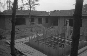 Bau von Einfamilienhäusern im Villenviertel der Waldstadt.