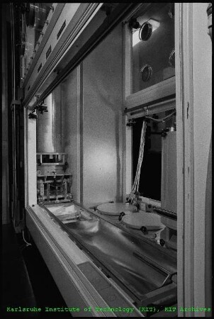 Blick in eine Glovebox des Instituts für Radiochemie (IRCh)